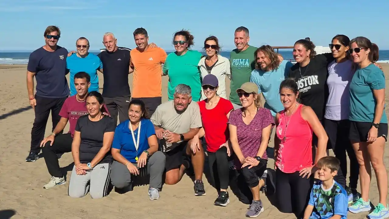 Equipo. De profesores de educación física, en los Juegos Deportivos de Playa