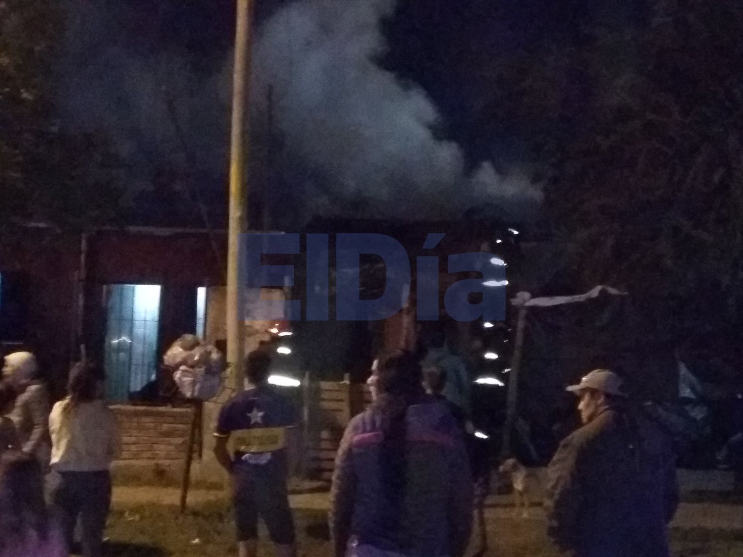 Un incendio destruyó parte de una casa y todo su interior en la zona norte de la ciudad
