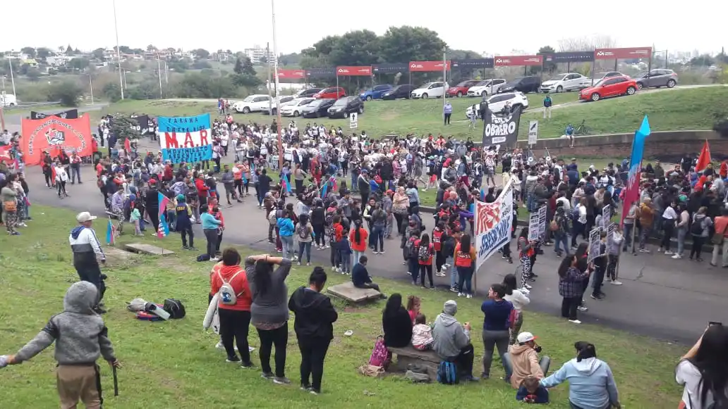 Organizaciones sociales cortan el tránsito en el acceso del Túnel Subfluvial