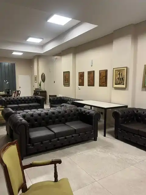 Un salón de Galatea: muebles clásicos, cuadros, luz artificial cálida y espacios pensados para el descanso y el encuentro.