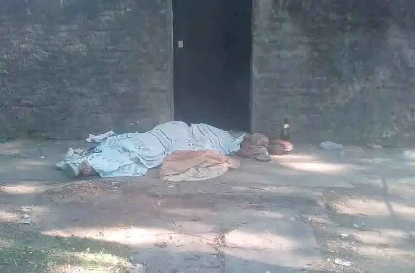 Hallaron a un hombre muerto con un golpe en la cabeza en plena vía pública