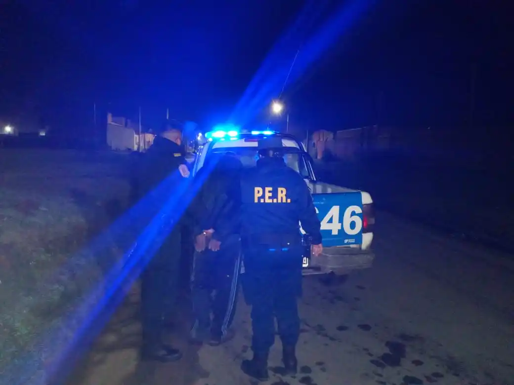 Detuvieron a un hombre que estaba robando cables del alumbrado público