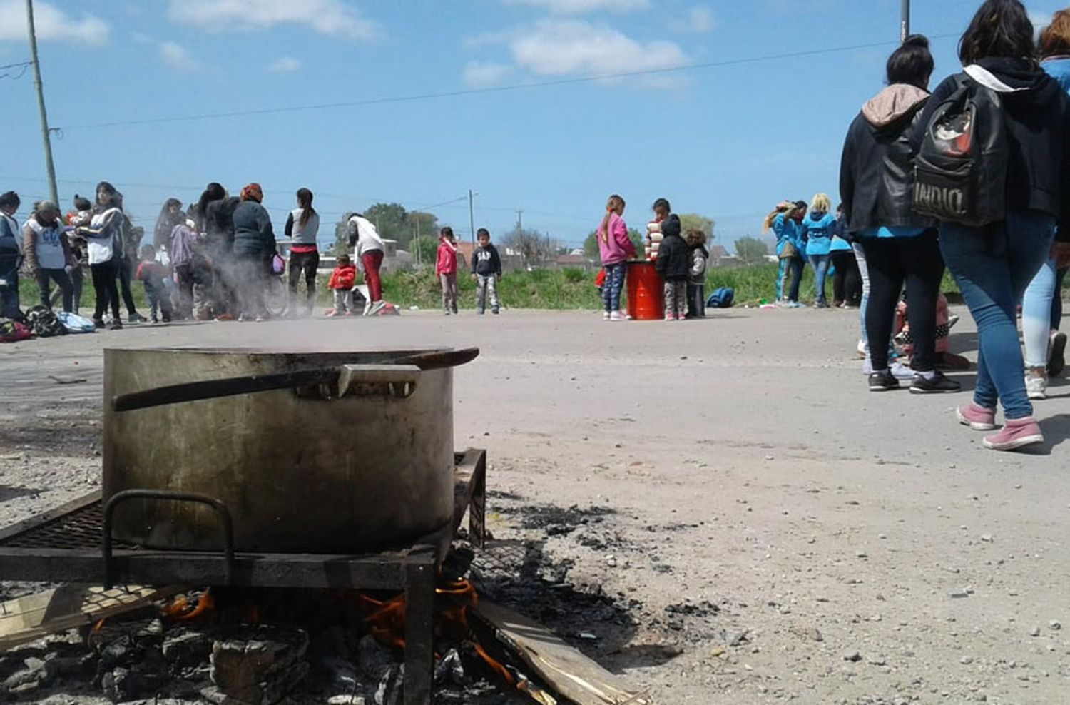 Realizaron una olla popular por el "abandono" de la periferia