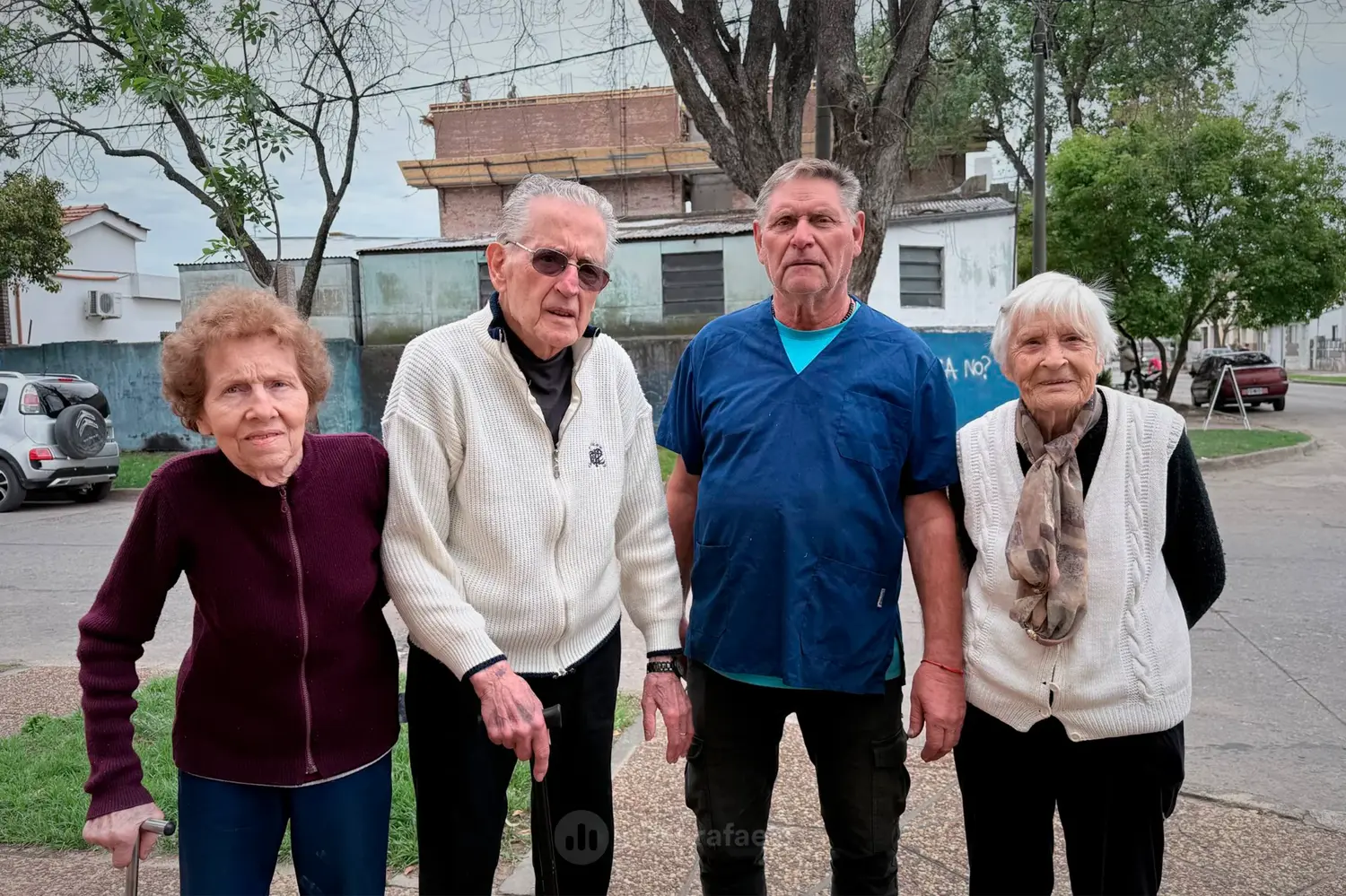 Ester, Alba, Alberto y Enrique, vecinos del sector | 	“Si ese árbol se cae, rompe la casa del frente”: reclaman por riesgo en calle Ituzaingó