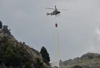 Medios aéreos colaboraron para sofocar el incendio y afortunadamente no hubo heridos