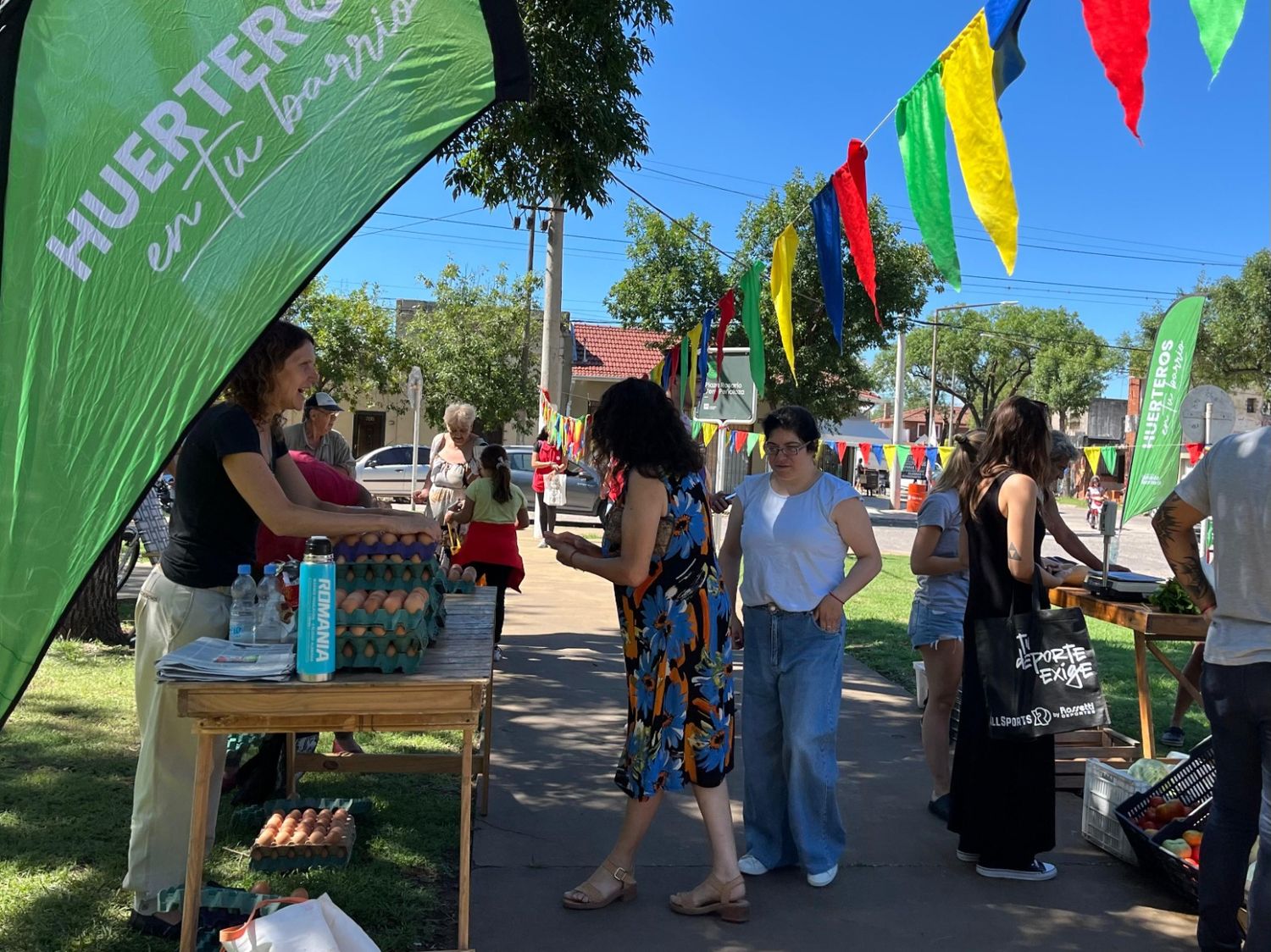La feria de productores locales sigue recorriendo los espacios públicos.