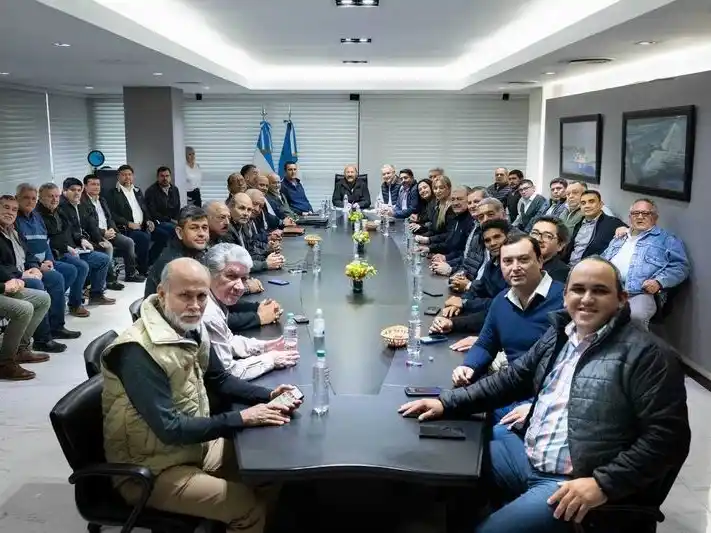 Insfrán analizó los resultados electorales con
intendentes y llamó a fortalecer la unidad