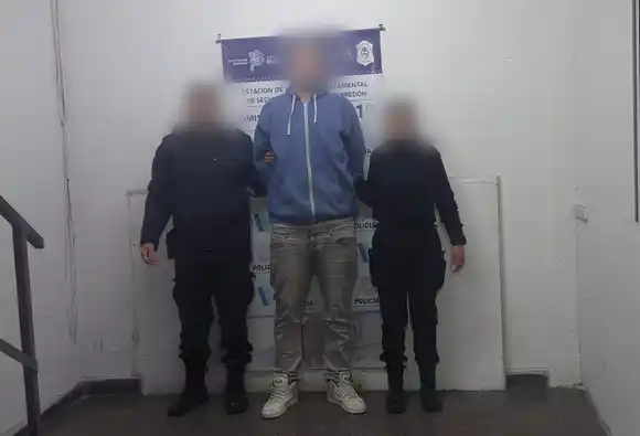 Motociclista borracho atropelló a una agente de policía para escapar de un control de tránsito