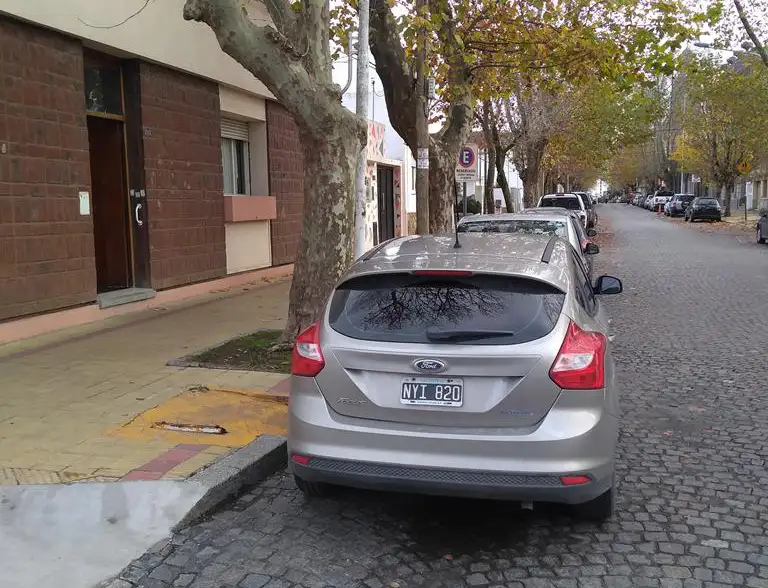 Automovilistas que no respetan a sus vecinos
