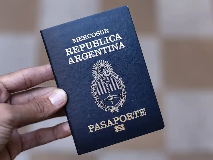 Cabe recordar que el pasaporte argentino tiene validez por 10 años desde la fecha de emisión para mayores de 18 años y de 5 para los menores.