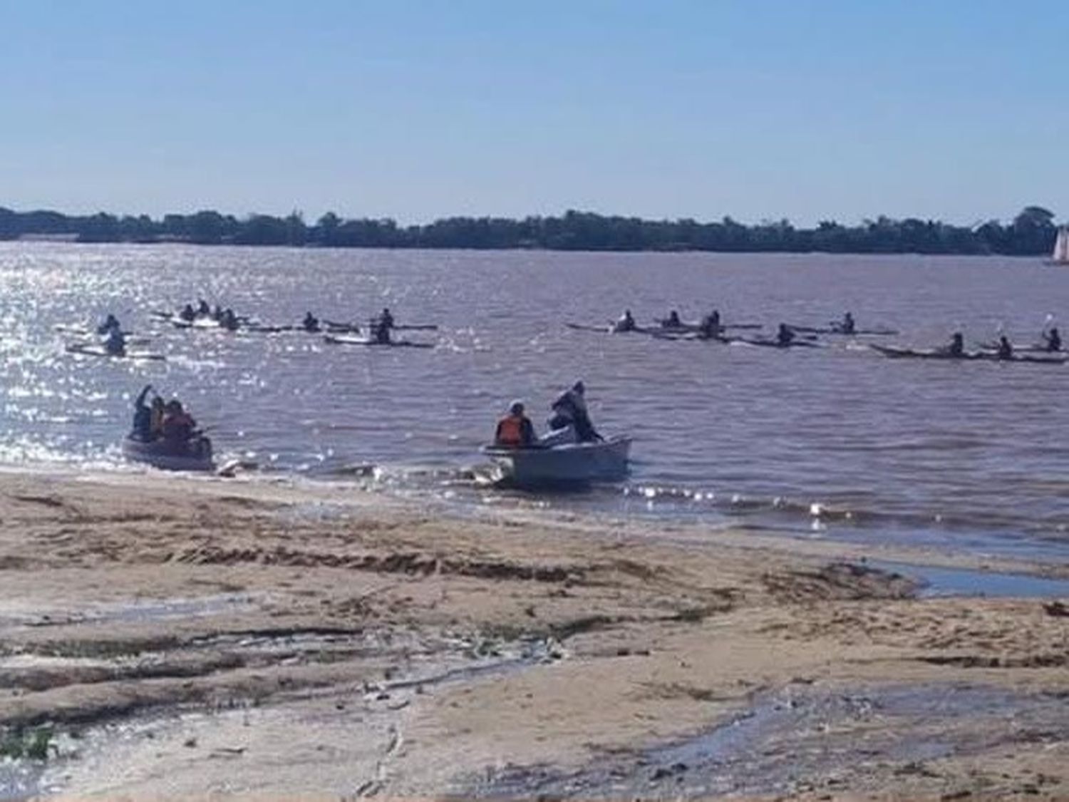 La remada en defensa del río Paraná inició el domingo y concluirá el 25 de mayo.