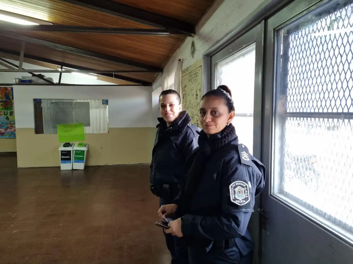 Policía custodia las escuelas