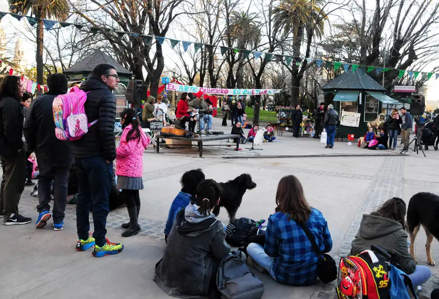 Artistas callejeros de Tandil se movilizaron en defensa de la actividad 