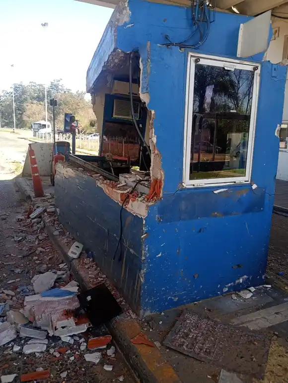 Choque vial sobre garita de peaje en el Kilómetro 240