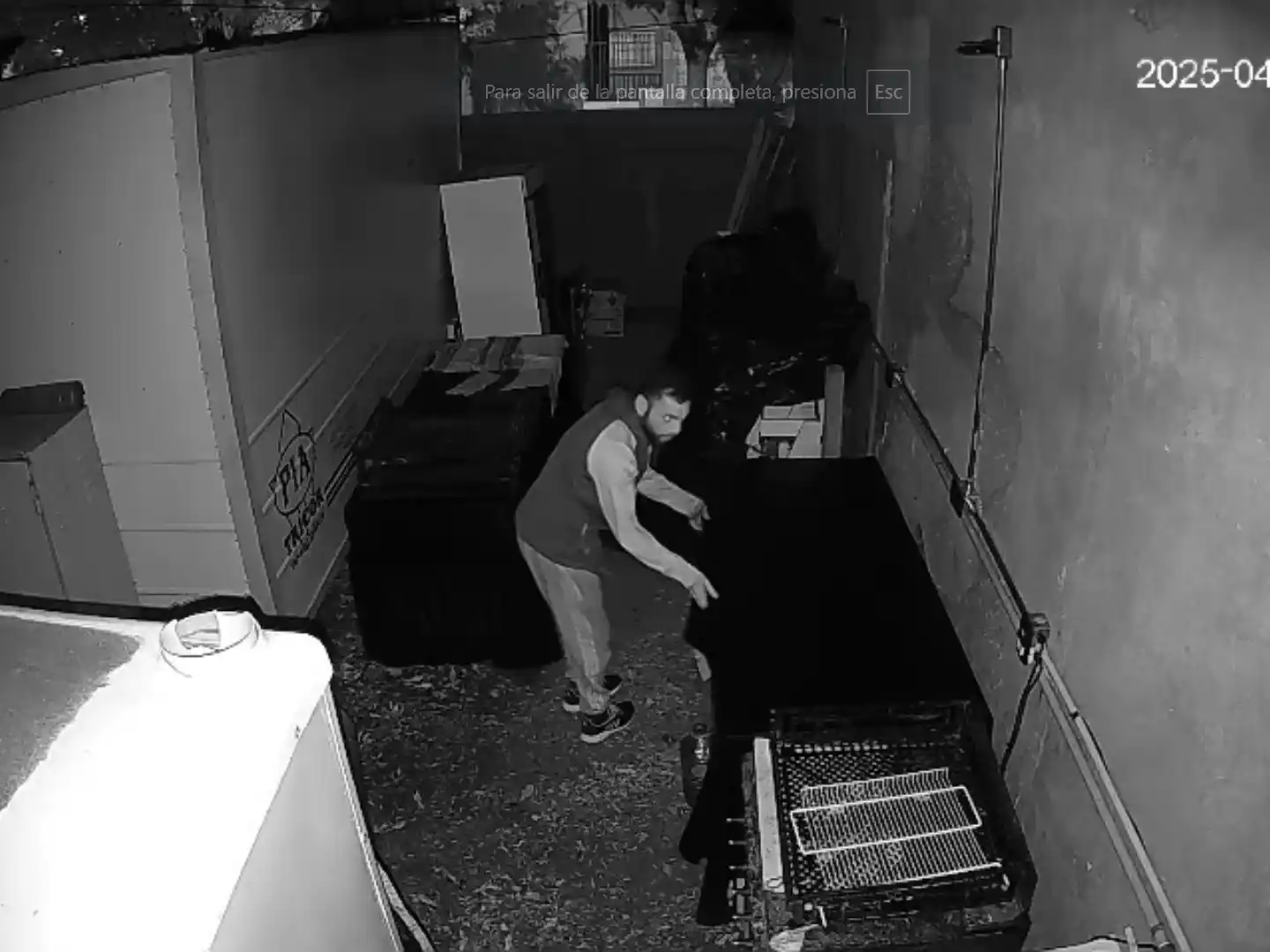 Así fue captado el ladrón que robó durante la madrugada en el carro gastronómico recientemente inaugurado.