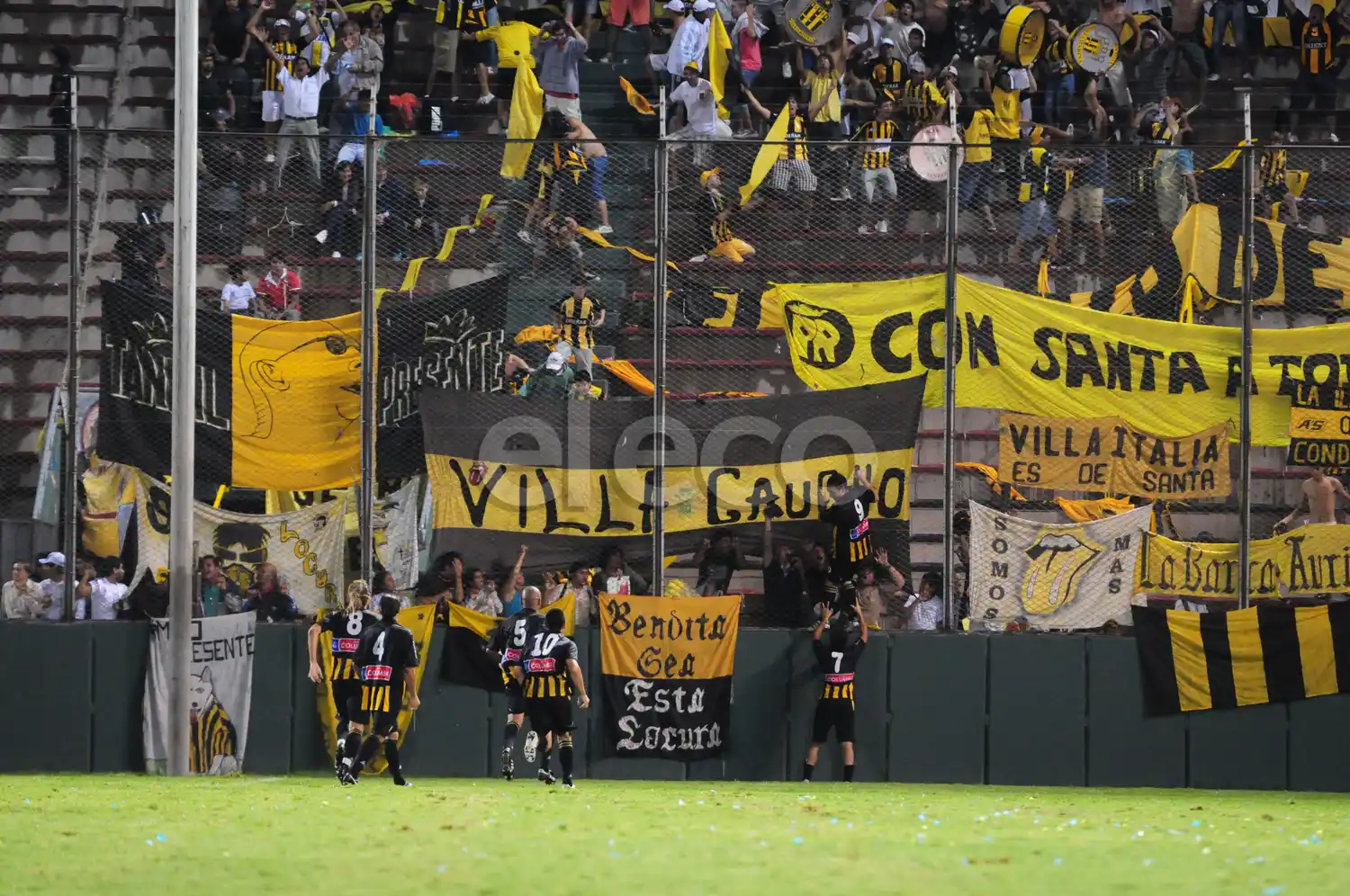 El festejo de jugadores e hinchas, por el gol de Michel.