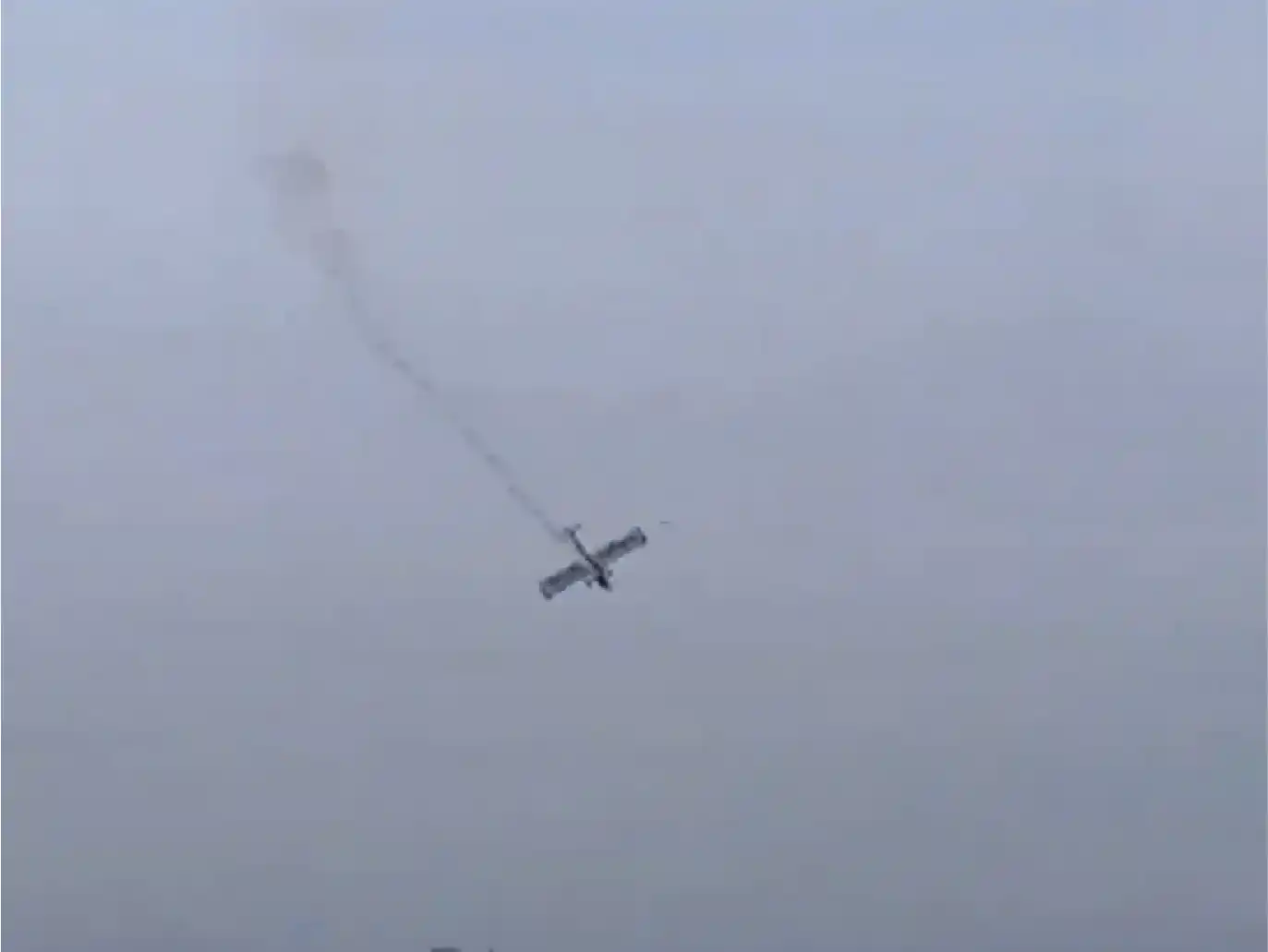 Cayó una avioneta en un vuelo de exhibición en feria agrícola de Chaco y murieron piloto y copiloto