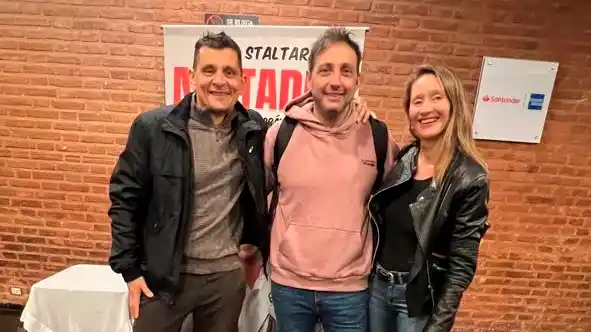 Ariel Staltari junto a su primo Gastón y señora presentes en el estreno