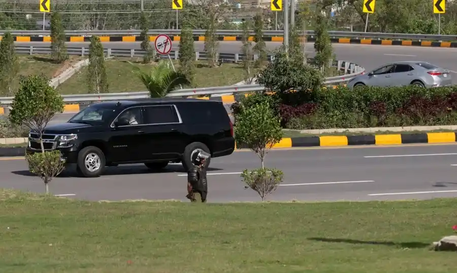 Vehículos de la delegación estadounidense a su llegada a la base aérea de Nur Khan, en Islamabad, para las conversaciones con Irán. EFE