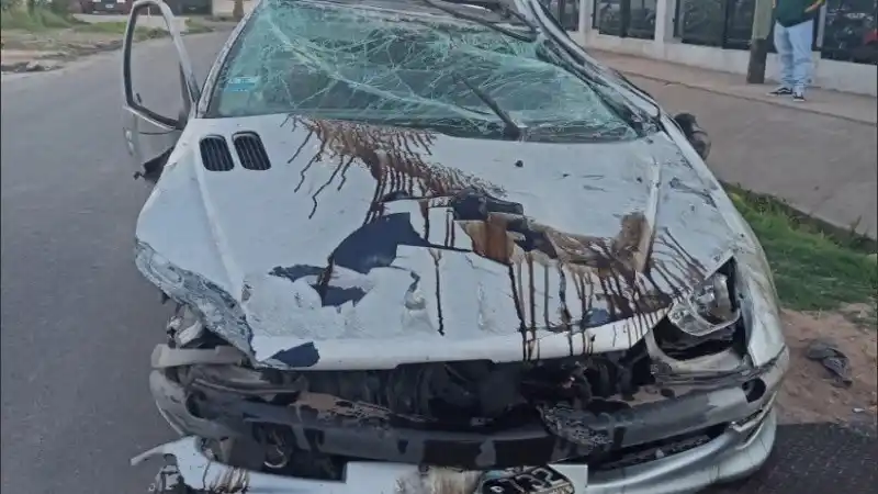 Rosario: un auto volcó y murió uno de los ocupantes