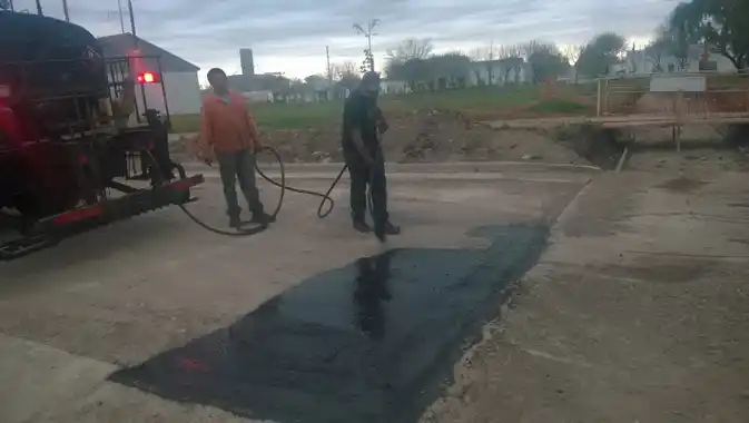 Comenzó el riego asfáltico en Larroque