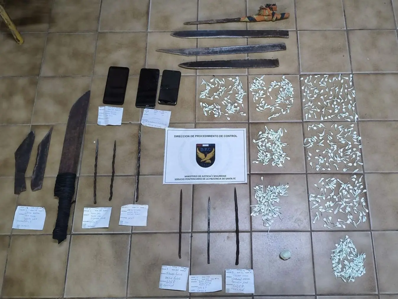 Secuestraron armas, drogas y celulares en el penal de Las Flores