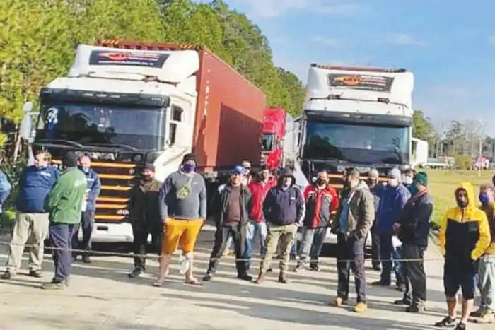 Camioneros protestan por el alto costo del test por COVID-19 en la frontera con Salto