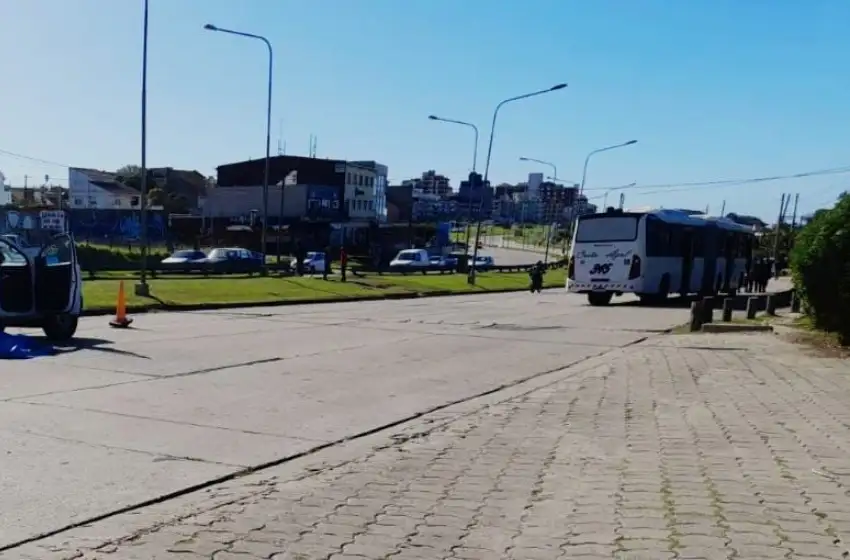 Se escapó de una clínica psiquiátrica y se arrojó abajo de un colectivo