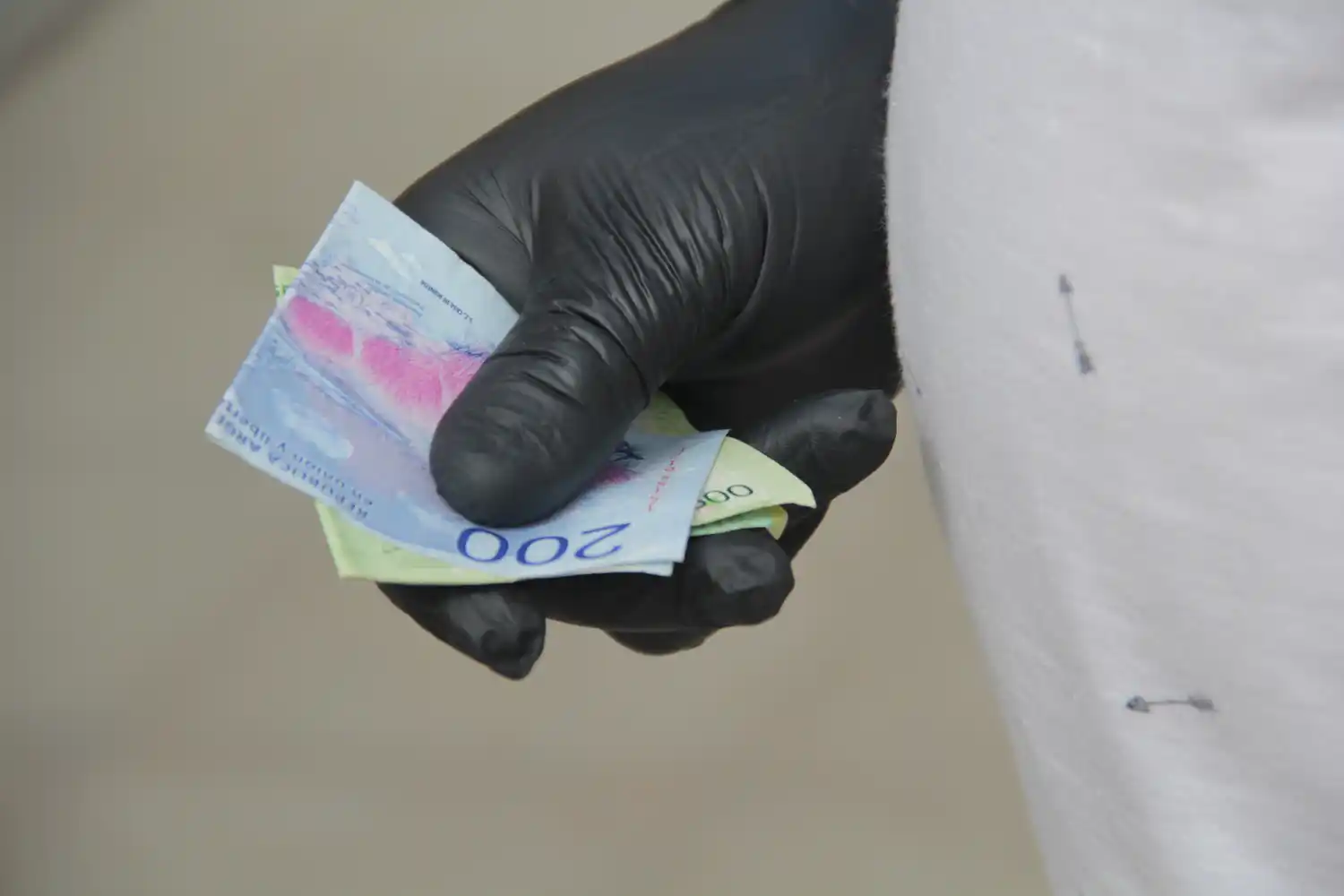 Coronavirus: Por qué recomiendan no usar ni barbijos ni guantes