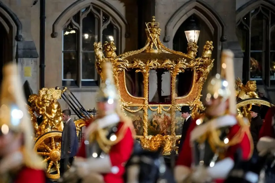 Guía completa de la coronación de Carlos III y Camila: dónde verla, horarios, procesión e invitados