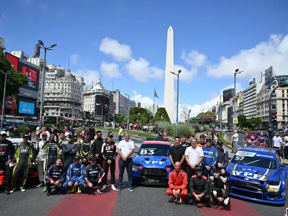 Los autos del TC2000 fueron presentados en el Obelisco, el mítico monumento del centro de la Ciudad de Buenos Aires. Foto: GCBA