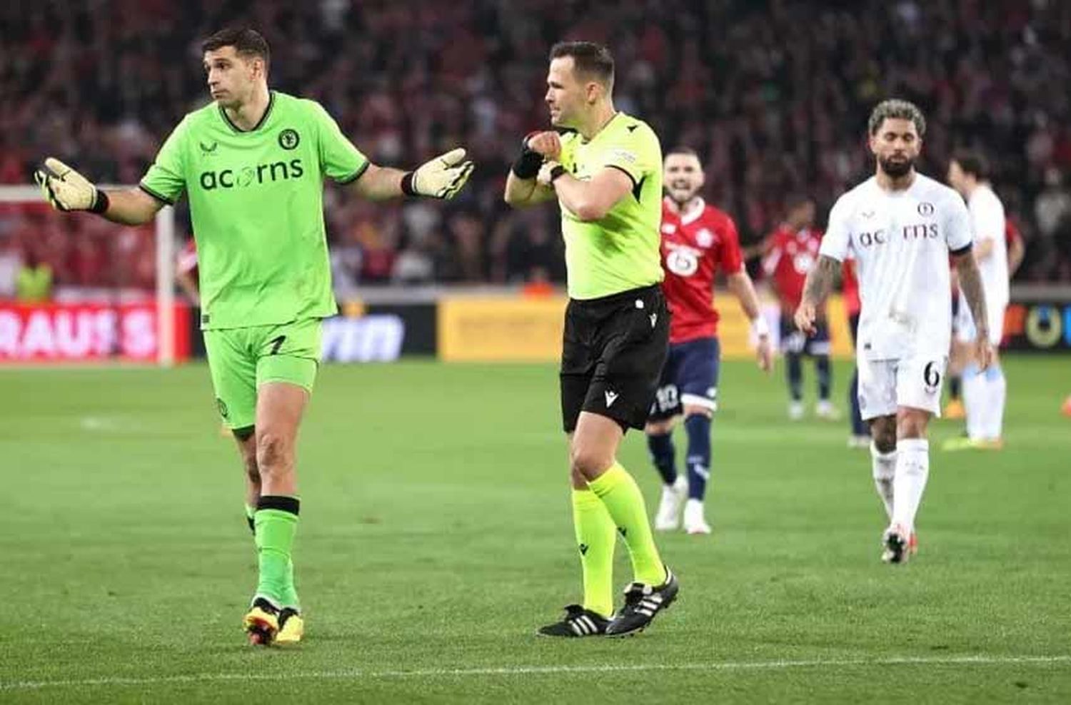 El Dibu Martínez fue sancionado en Francia y se perderá la primera semifinal de la Conference League