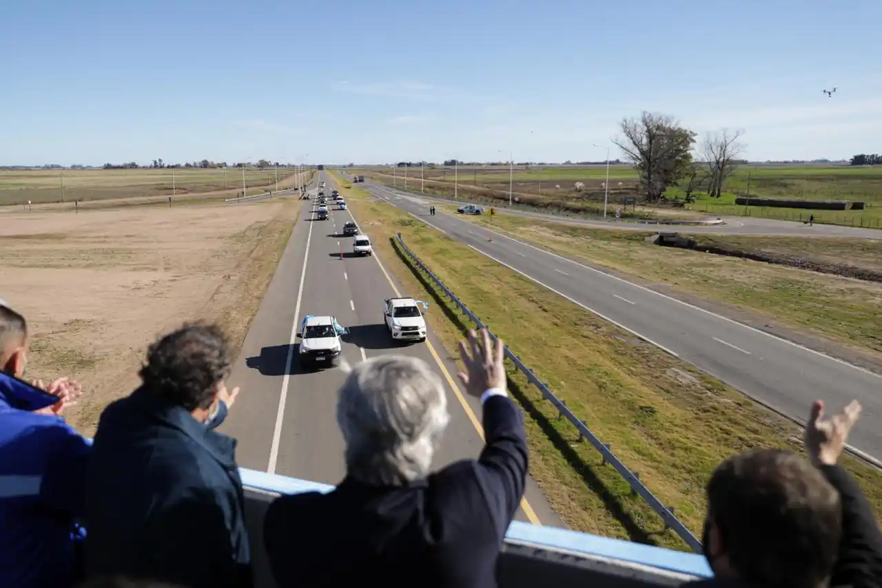 Fernández inauguró junto a Kicillof un tramo de la Autopista Ruta Nacional 7 entre Chacabuco y Junín