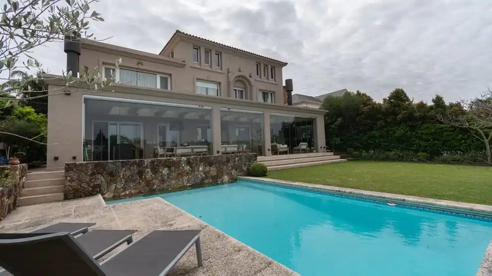 La medida entró en vigencia en el Área Metropolitana de Buenos Aires (AMBA), aunque el plan oficial contempla su expansión a todo el país.