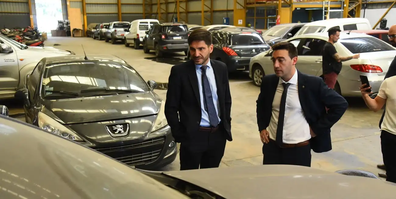 El gobernador de la provincia de Santa Fe, Maximiliano Pullaro, durante una recorrida en un depósito de bienes el pasado 28 de diciembre de 2023.