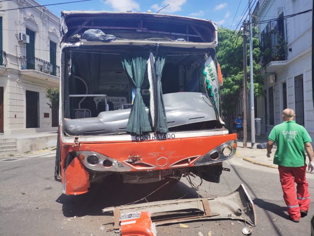El micro chocó contra un colectivo de la línea 53