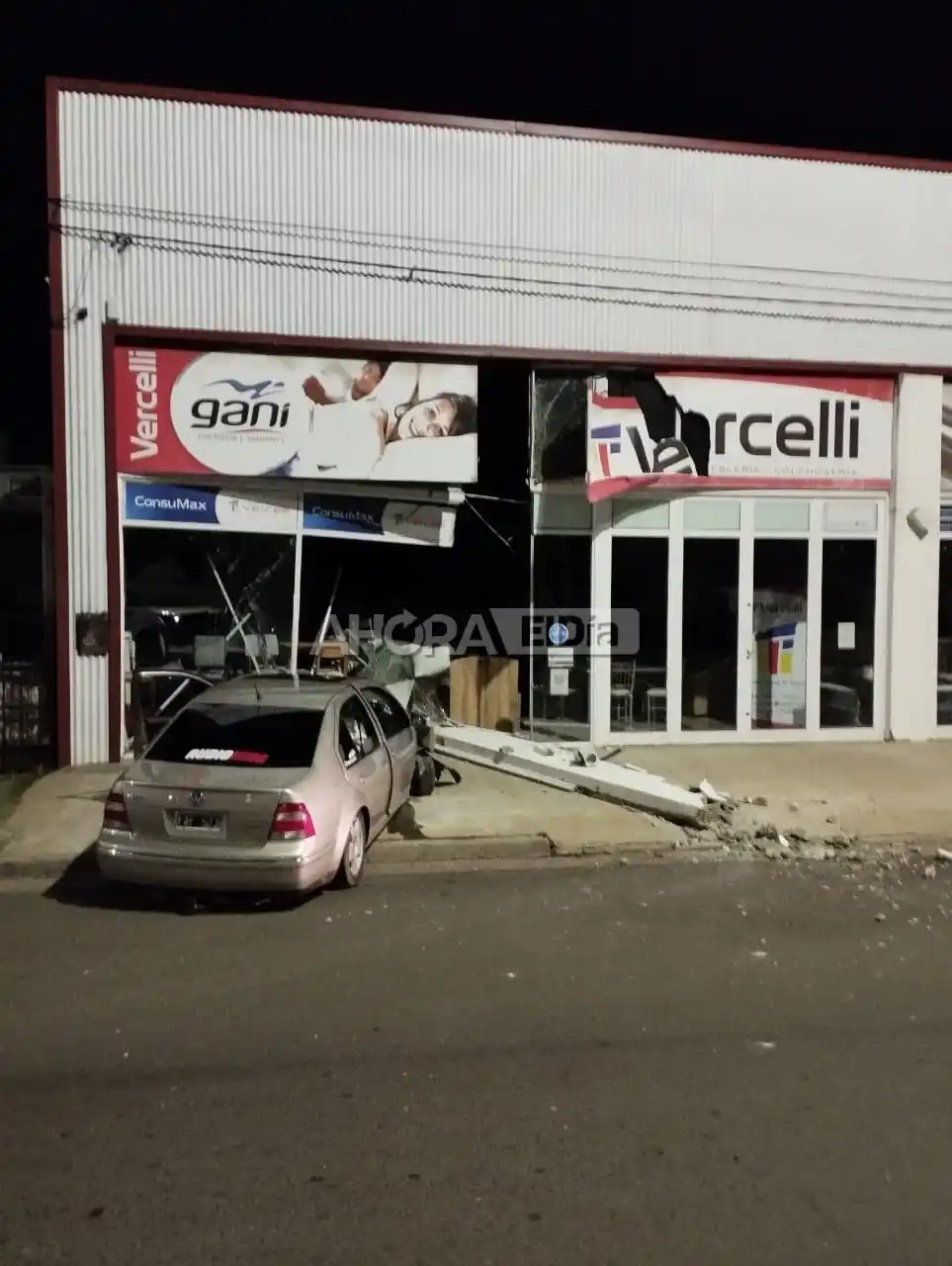 En plena madrugada un auto se incrustó en una mueblería de Avenida Parque