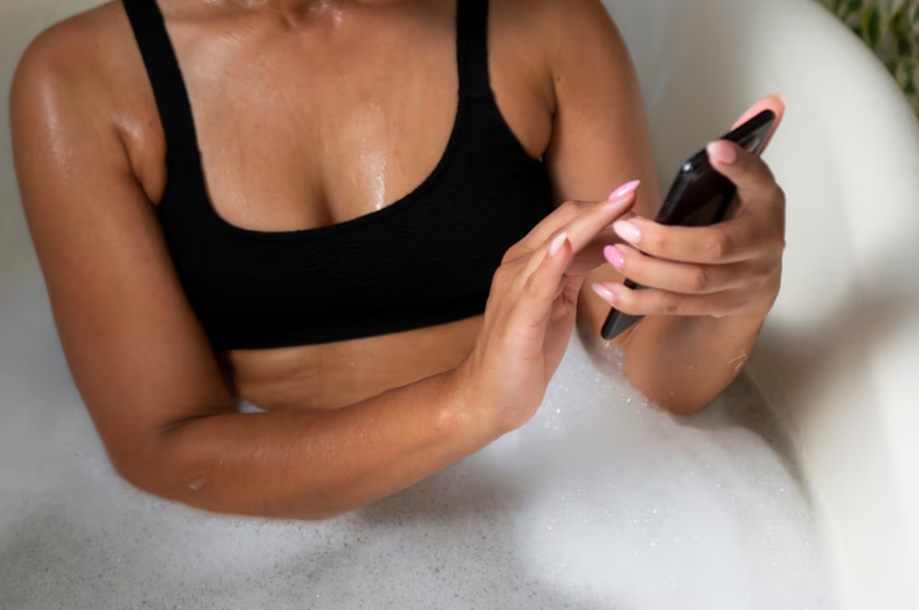 Una mujer murió electrocutada tras usar el celular enchufado mientras se bañaba. (Foto: ilustrativa/Freepik)