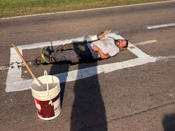 Video: Pintó los pozos de la ruta 33 para denunciar su pésimo estado en Rivadavia