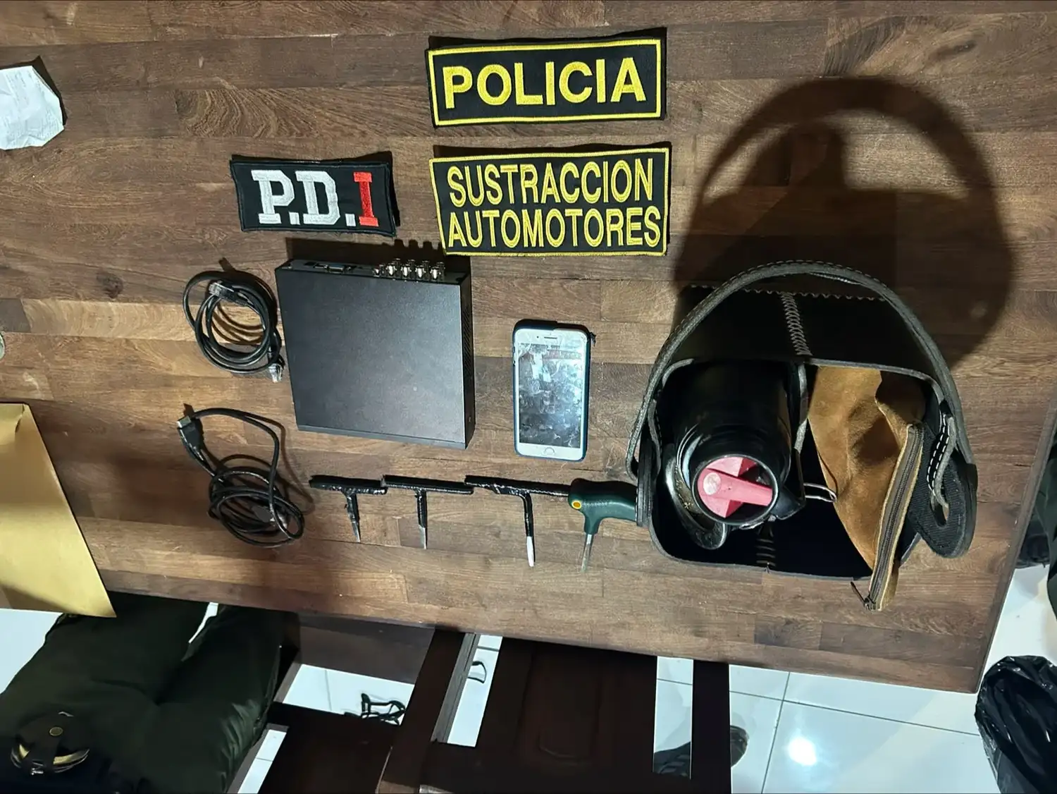 La PDI detuvo en Córdoba a cinco personas investigadas por hurtos con inhibidores de señal en Santa Fe. Hubo nueve allanamientos. - 1
