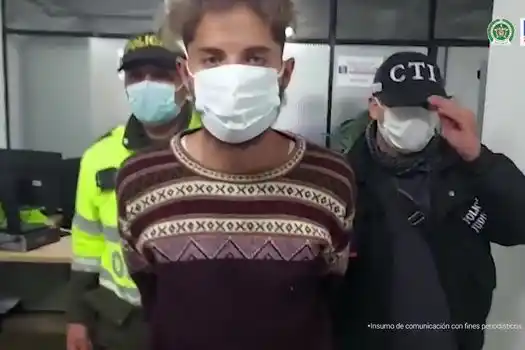 Mató a su mamá y al perro que la defendía