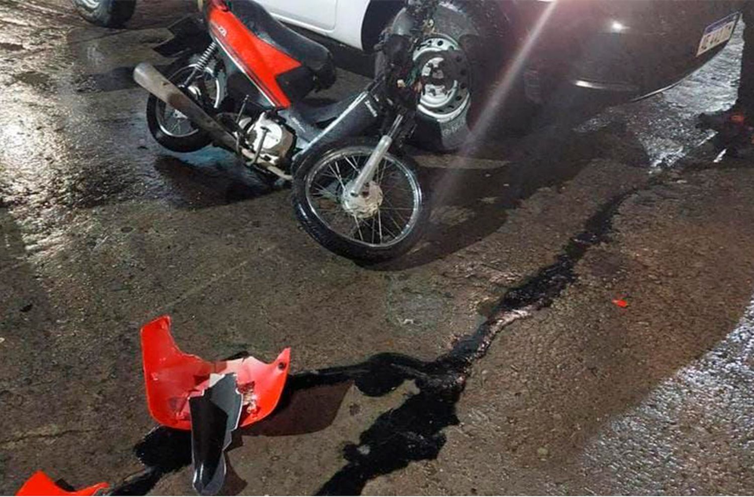 Robó una moto y a las pocas cuadras chocó contra un auto: sin heridos