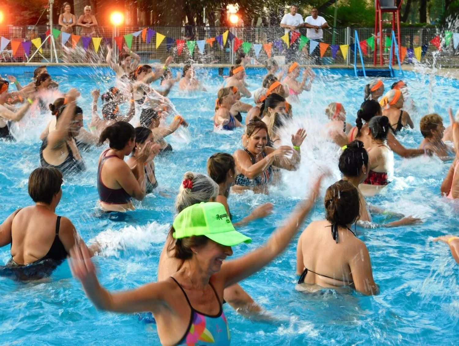 Una noche espectacular de aquagym en el Parque Municipal