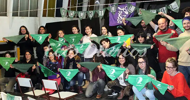 Aborto legal, charla de un grupo estudiantil