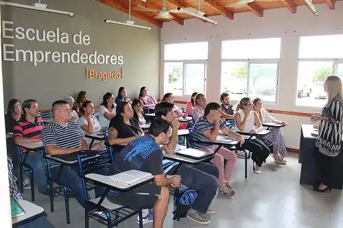 Abren escuela de emprendedores en Bragado