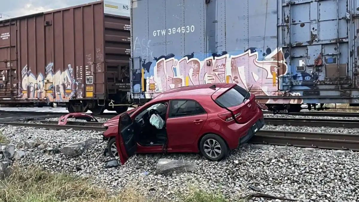 Aparatoso accidente cobra la vida de una venezolana en México: un tren impactó el vehículo en el que viajaba