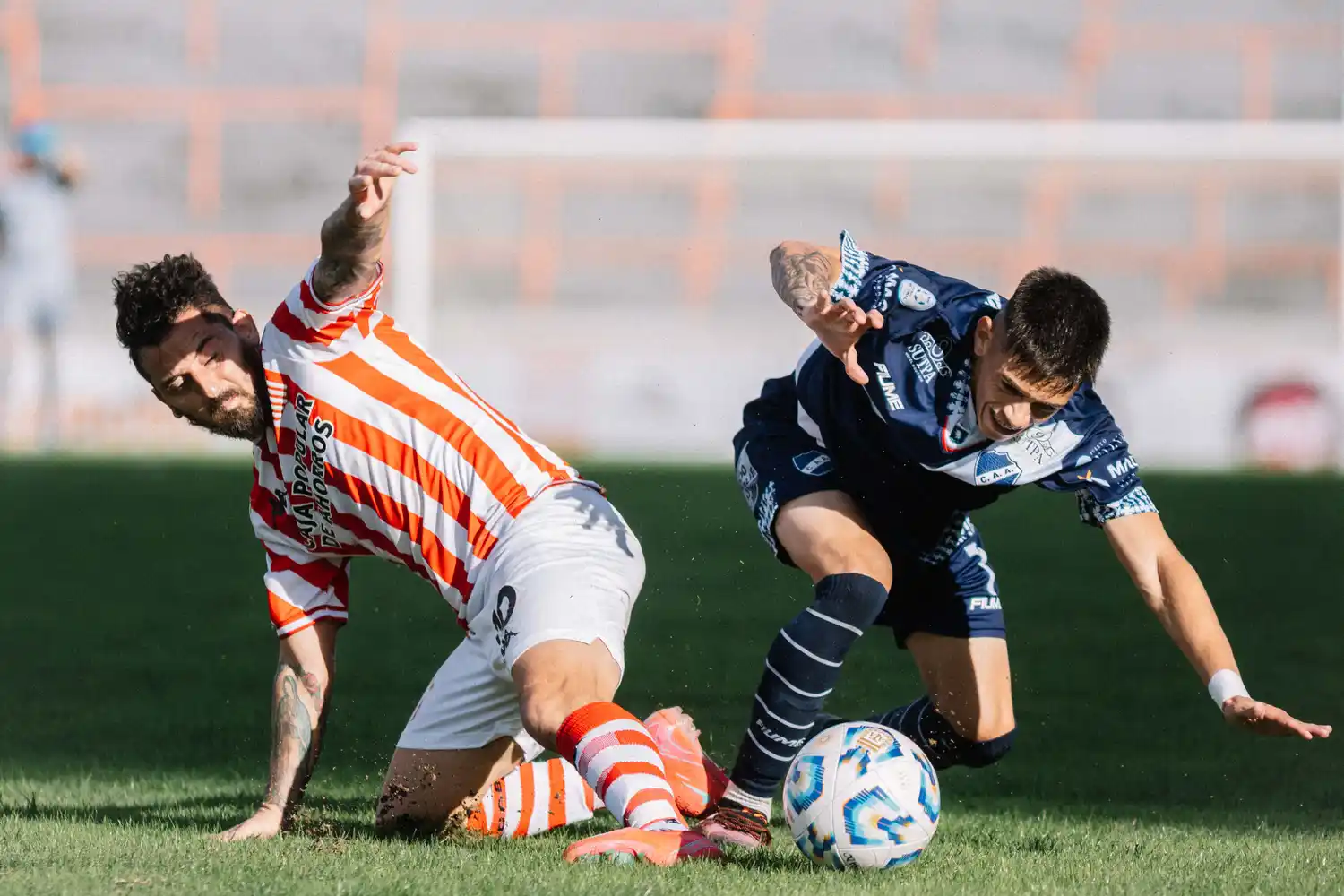 Bergara luchando la pelota desde el piso.