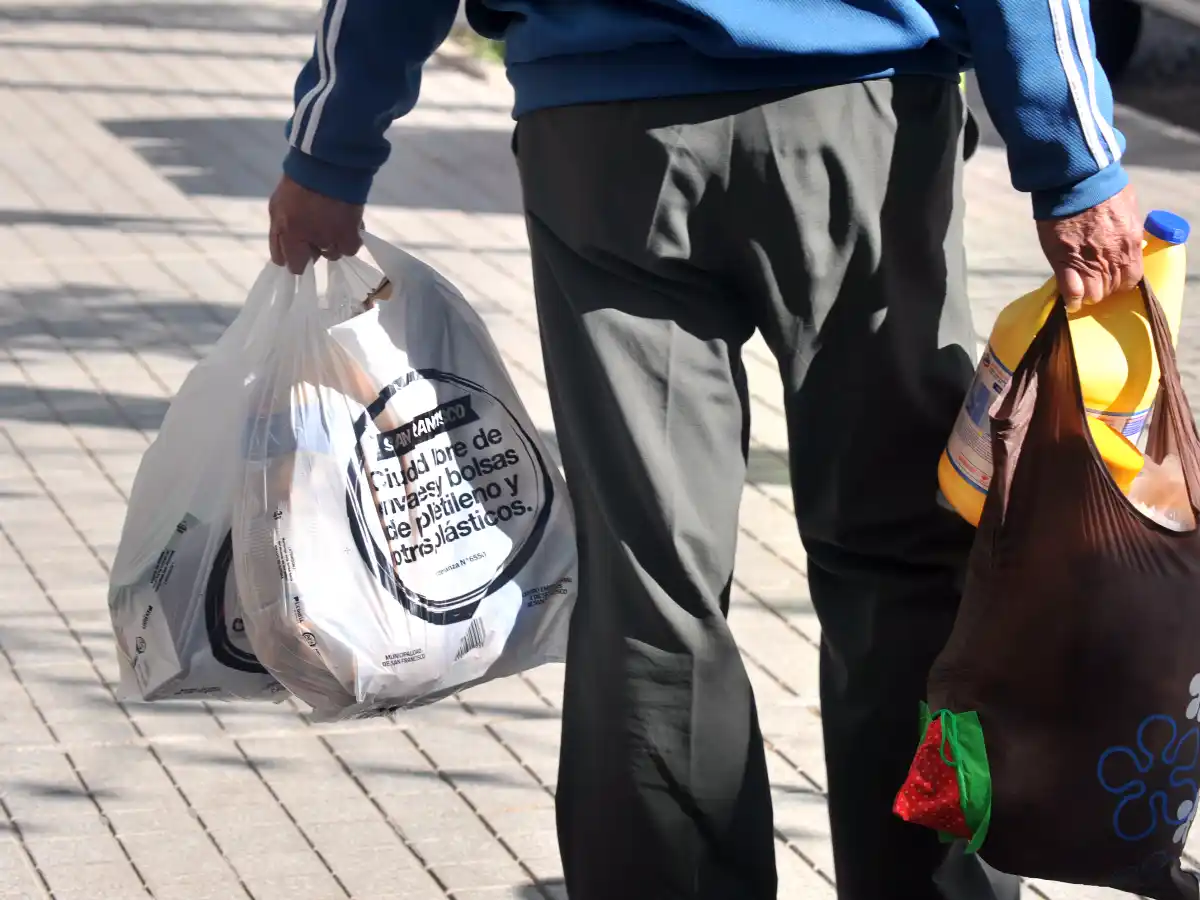 Cayó 60% el uso de bolsas de  plástico en supermercados de la ciudad 