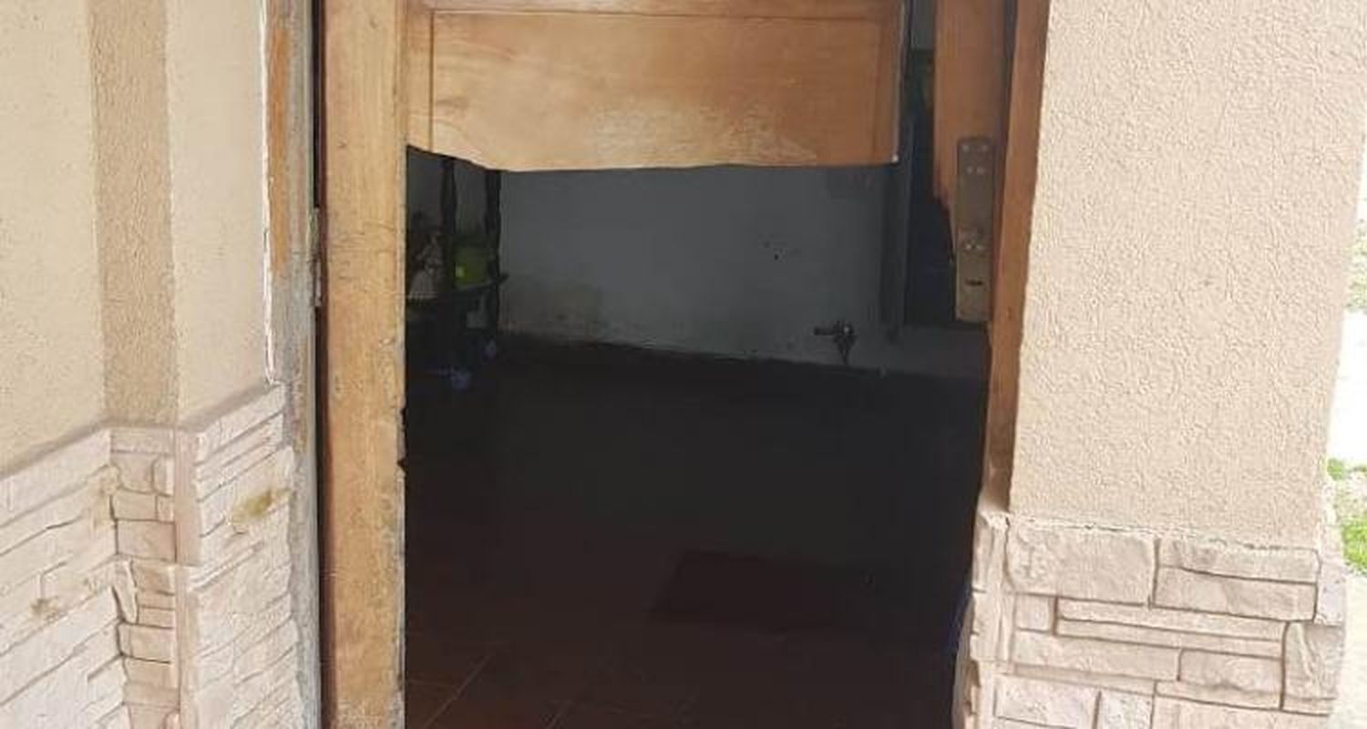 Le prestó la casa a un amigo y como no se la devolvió le rompió la puerta a patadas