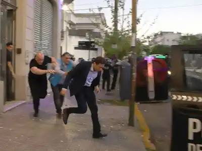 Moretti fue retirado por la policía.